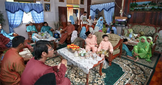 iwninae's tweet photo. As a solution, these married couples should have a discussion to avoid any misunderstanding or mistreatment regarding which family they should celebrate the Hari Raya first. To be fair, they can take turn to celebrate Hari Raya with their family. https://t.co/ZlYPnowOyj