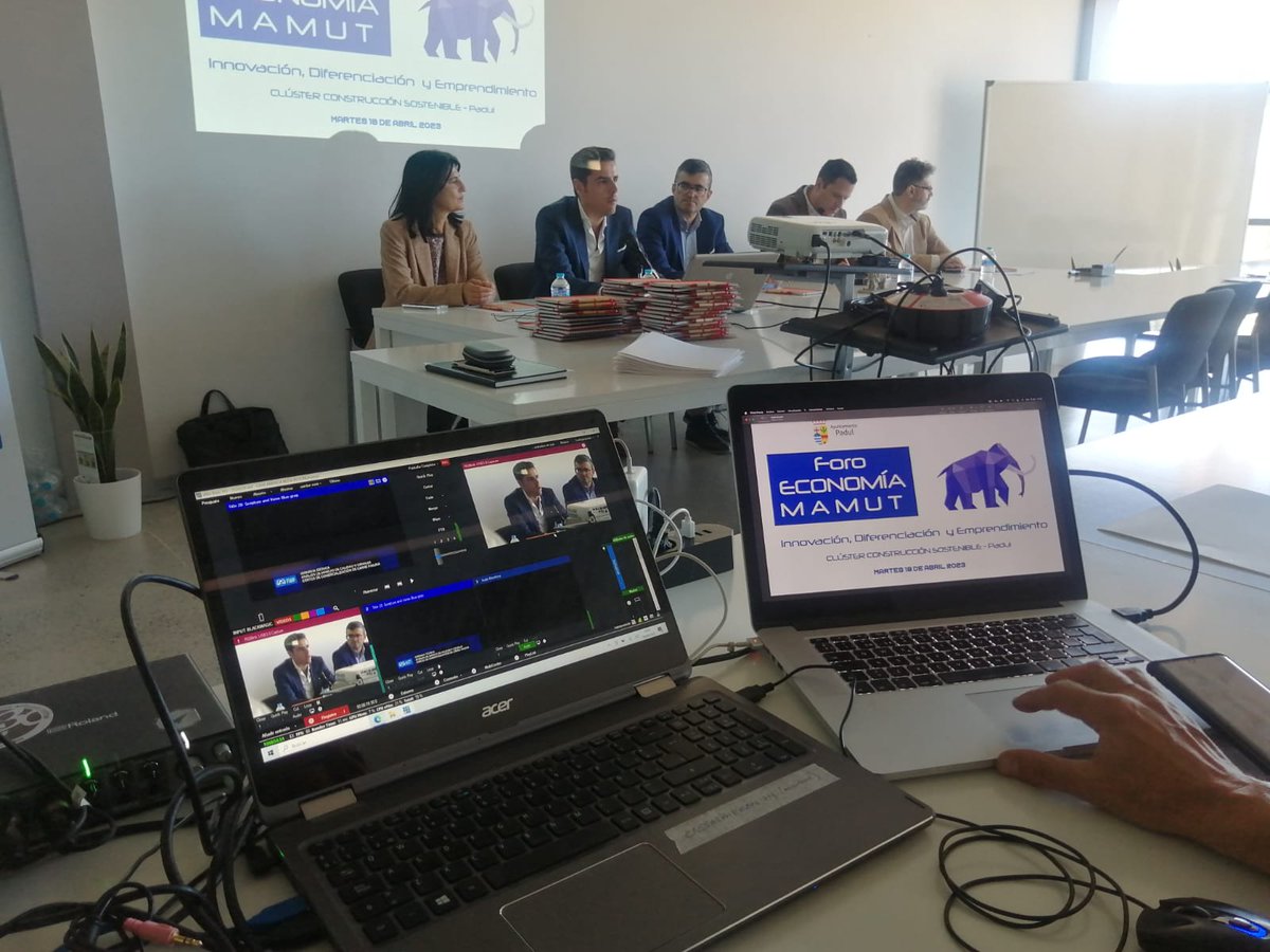 JuntaGranada's tweet photo. El delegado de @EmpleoJunta, @javinarila, afirma en el I Foro de Economía Mamut de #Padul que "todo proyecto empresarial viable, innovador y capaz de generar empleo debe tener la oportunidad de poder ponerse en marcha y el clúster de construcción sostenible es el espacio idóneo" https://t.co/8t0beKfZfu