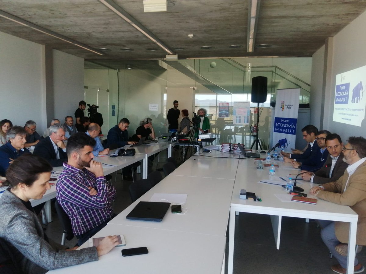 JuntaGranada's tweet photo. El delegado de @EmpleoJunta, @javinarila, afirma en el I Foro de Economía Mamut de #Padul que "todo proyecto empresarial viable, innovador y capaz de generar empleo debe tener la oportunidad de poder ponerse en marcha y el clúster de construcción sostenible es el espacio idóneo" https://t.co/8t0beKfZfu