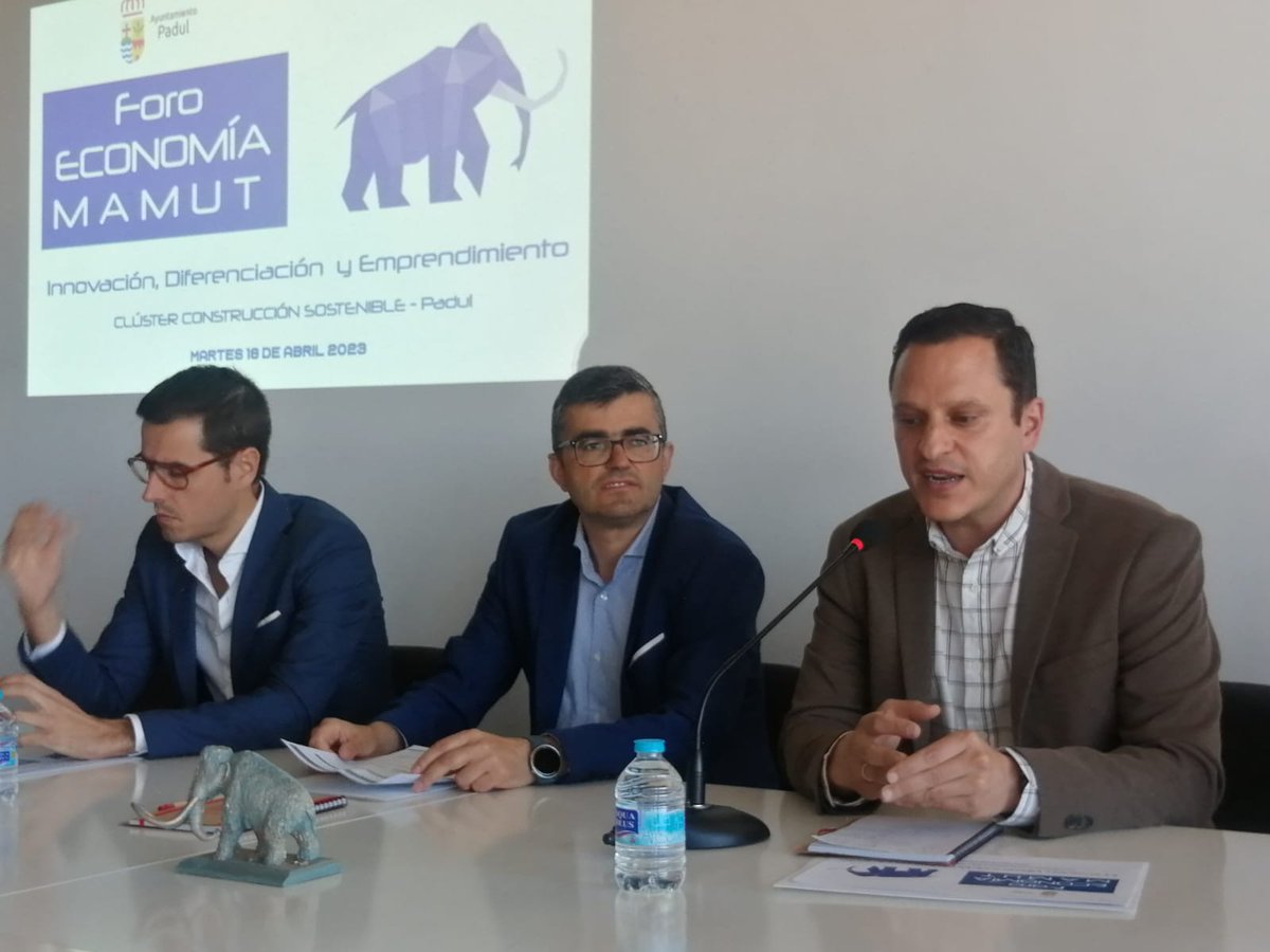 JuntaGranada's tweet photo. El delegado de @EmpleoJunta, @javinarila, afirma en el I Foro de Economía Mamut de #Padul que "todo proyecto empresarial viable, innovador y capaz de generar empleo debe tener la oportunidad de poder ponerse en marcha y el clúster de construcción sostenible es el espacio idóneo" https://t.co/8t0beKfZfu