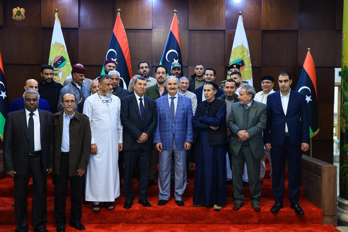 KhalifaAlabeidi's tweet photo. صور جماعية للقائد العام المُشير خليفة حفتر وقادة عملية الكرامة خلال مأدبة إفطار جماعي.
#بنغازي https://t.co/l63ngfOJjt