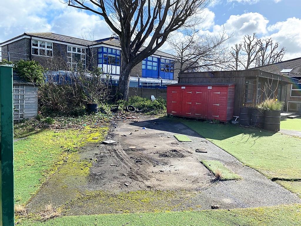 Everyone's jumping for joy at the new playground @RosendaleSchool! We replaced the old paving with trees & climbers planted around a new pergola to provide shade & ‘nature islands’ of biodiverse planting, so #kids & #nature can safely grow side by side. #Outdoorplay #cleanair