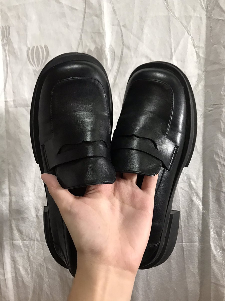 namjoonthigh's tweet photo. NOT KPOP RELATED / HELP RT

wts lfb korean loafers

- 400 payo / 460 dop
- bought sa divi for 600
- very comfy ng insoles omg 
- rubber sole (matibay)
- used thrice lang 
- with box

t. loafer https://t.co/TlSwHAkacH