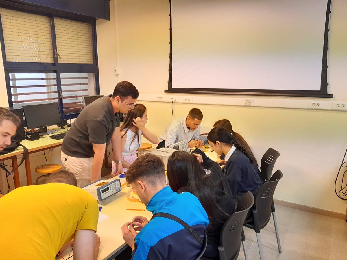 PearlUgr's tweet image. Today our group members conducted a workshop about flexible electronics within the Engineering Fair 2023. The students experienced at first hand the possibilities of printable electronics. What a great experience! #UGR #EngineeringFair #PEARL
@CanalUGR