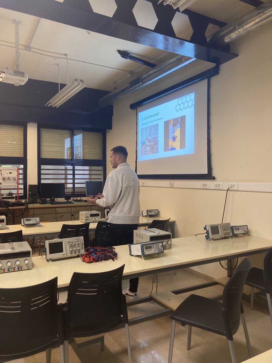 PearlUgr's tweet image. Today our group members conducted a workshop about flexible electronics within the Engineering Fair 2023. The students experienced at first hand the possibilities of printable electronics. What a great experience! #UGR #EngineeringFair #PEARL
@CanalUGR