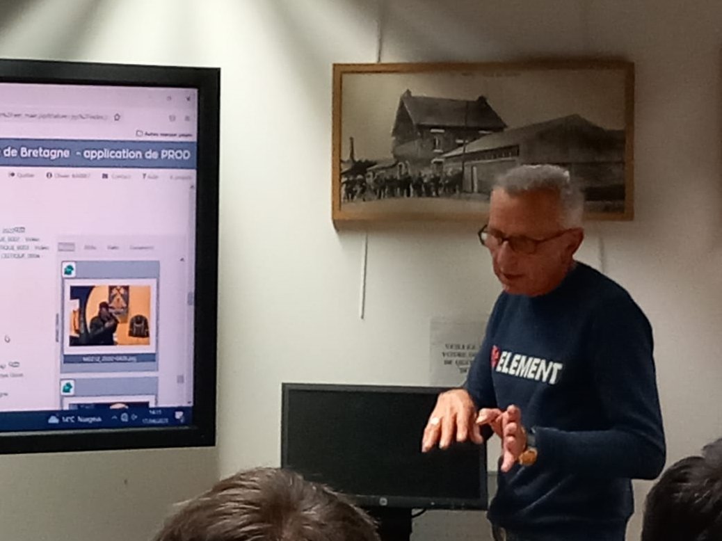 MediationR2's tweet photo. Un grand merci au @museedebretagne et en particulier à Olivier Barbet et Salimata M'Bengue pour la présentation de la base de données des collections et de la bibliothèque/centre de doc ... où on comprend tout ce qu'il y a dans un musée au delà des expo permanentes et temporaires https://t.co/D2luxA2tdO