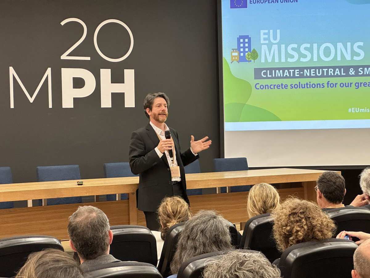 ideva_agencia's tweet photo. #EncuentroMissionCities 🇪🇸🇵🇹
Es el turno de @julumbreras, director de la Plataforma #citiES2030, que ofrece una la charla ‘La Misión Europea de Ciudades como punta de lanza para la transformación urbana en 2030’
#redcencyl #cities2030 #missioncities #valladolidmision https://t.co/dCOp62uOSy