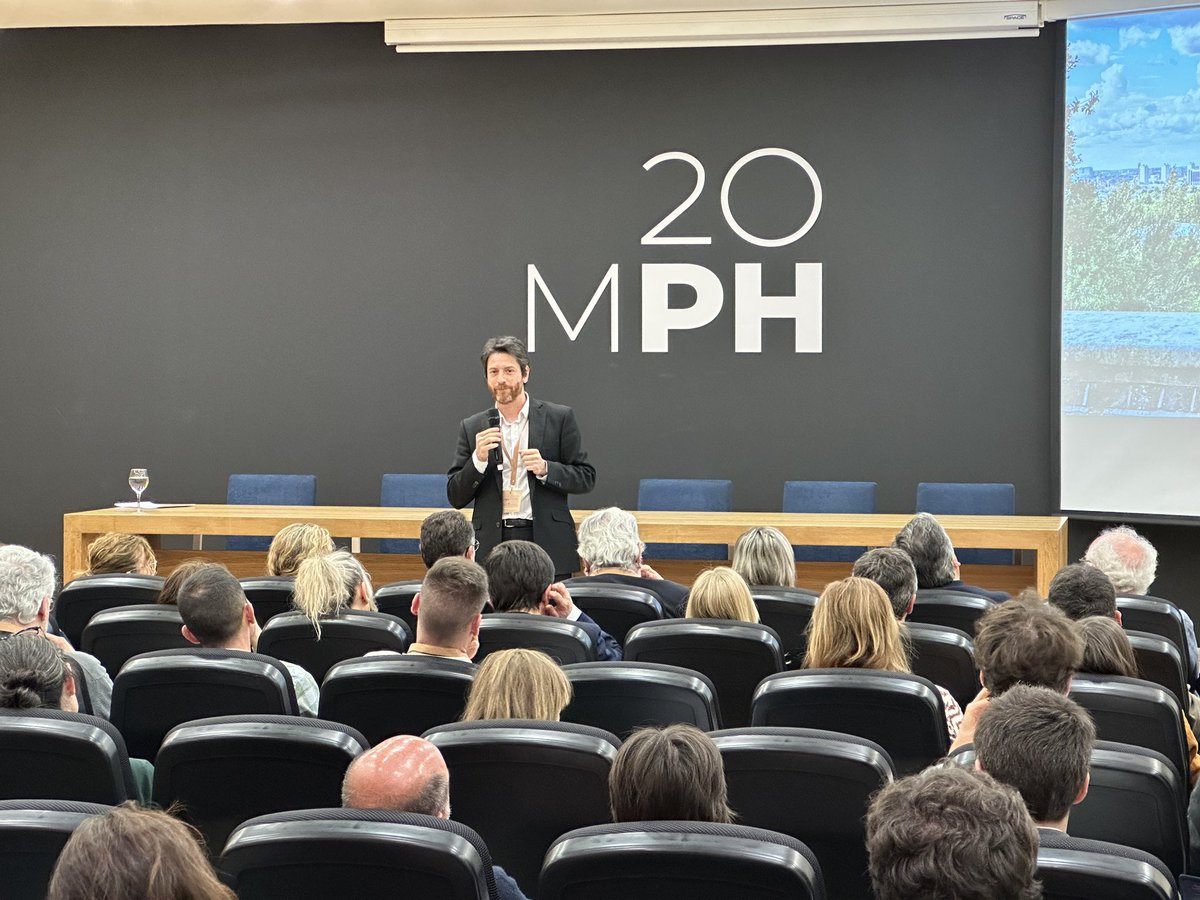 ideva_agencia's tweet photo. #EncuentroMissionCities 🇪🇸🇵🇹
Es el turno de @julumbreras, director de la Plataforma #citiES2030, que ofrece una la charla ‘La Misión Europea de Ciudades como punta de lanza para la transformación urbana en 2030’
#redcencyl #cities2030 #missioncities #valladolidmision https://t.co/dCOp62uOSy