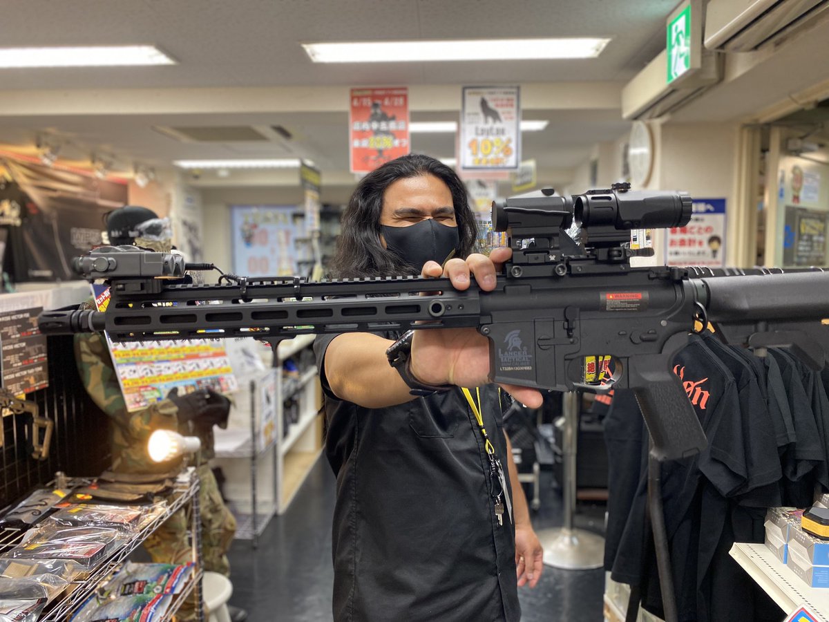firstameyoko's tweet photo. 軽量、電車トリガーユニット内蔵で人気の『Lancer Tactical』
アメ横店スタッフ カルロスがドレスアップしてくれました👍
狙いやすい、軽量、とにかく使いやすくなってます！！！！

LANCER TACTICAL
M-LOK 13inch M4 Gen3
CARLOS CUSTOM 
#FIRSTアメ横 #さばげ #サバゲー https://t.co/IiIYHXtqyF