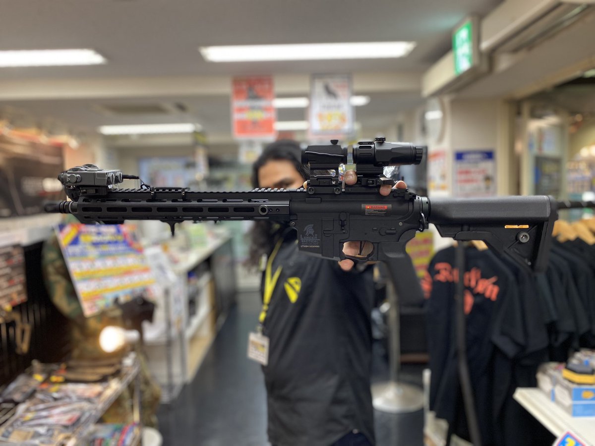 firstameyoko's tweet photo. 軽量、電車トリガーユニット内蔵で人気の『Lancer Tactical』
アメ横店スタッフ カルロスがドレスアップしてくれました👍
狙いやすい、軽量、とにかく使いやすくなってます！！！！

LANCER TACTICAL
M-LOK 13inch M4 Gen3
CARLOS CUSTOM 
#FIRSTアメ横 #さばげ #サバゲー https://t.co/IiIYHXtqyF