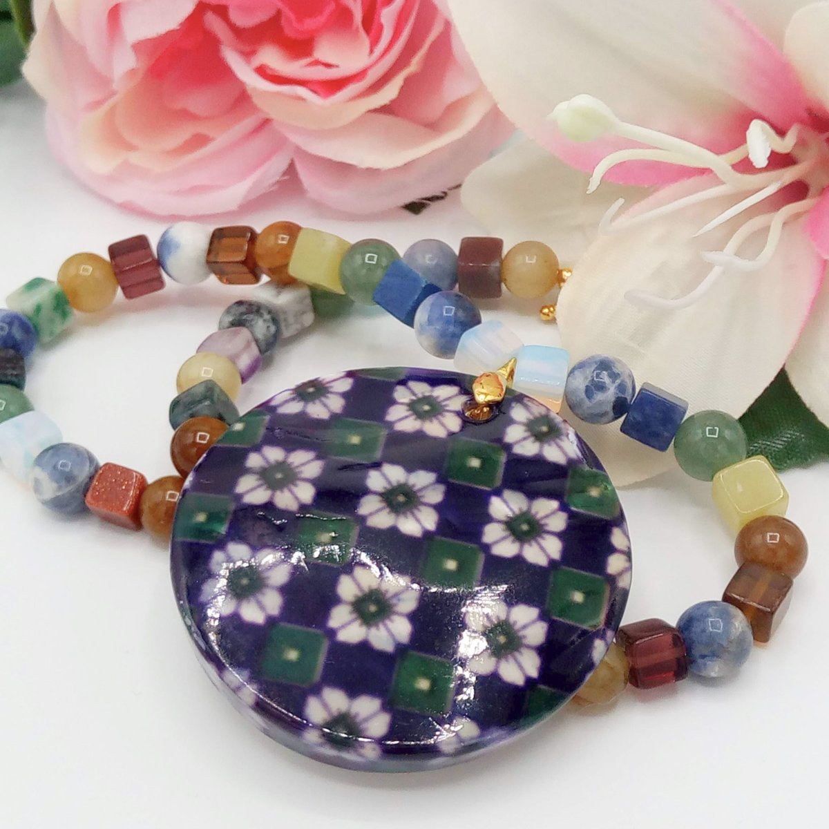 sonicpollyr's tweet image. This Purple Shell Pendant on a Mixed Gemstone Beaded Necklace would look great with your Spring outfits, or it would make a lovely gift for someone special. Price is £25 + P&amp;amp;P &amp;amp; it can be posted to you today. folksy.com/items/7883153-… #newonfolksy #oswestryjewels #shellpendant