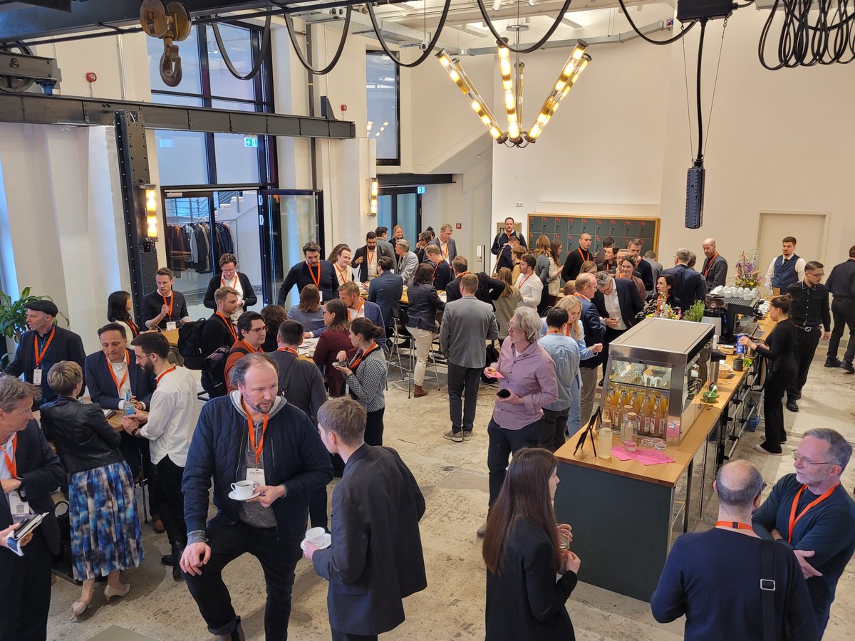 GovGipfel's tweet image. Nach den ersten Panel-Diskussionen und Keynotes gibt es einiges zu besprechen: das Foyer ist in der Networking-Break gut gefüllt. #GovTechGipfel #HBGovTech @GovGipfel