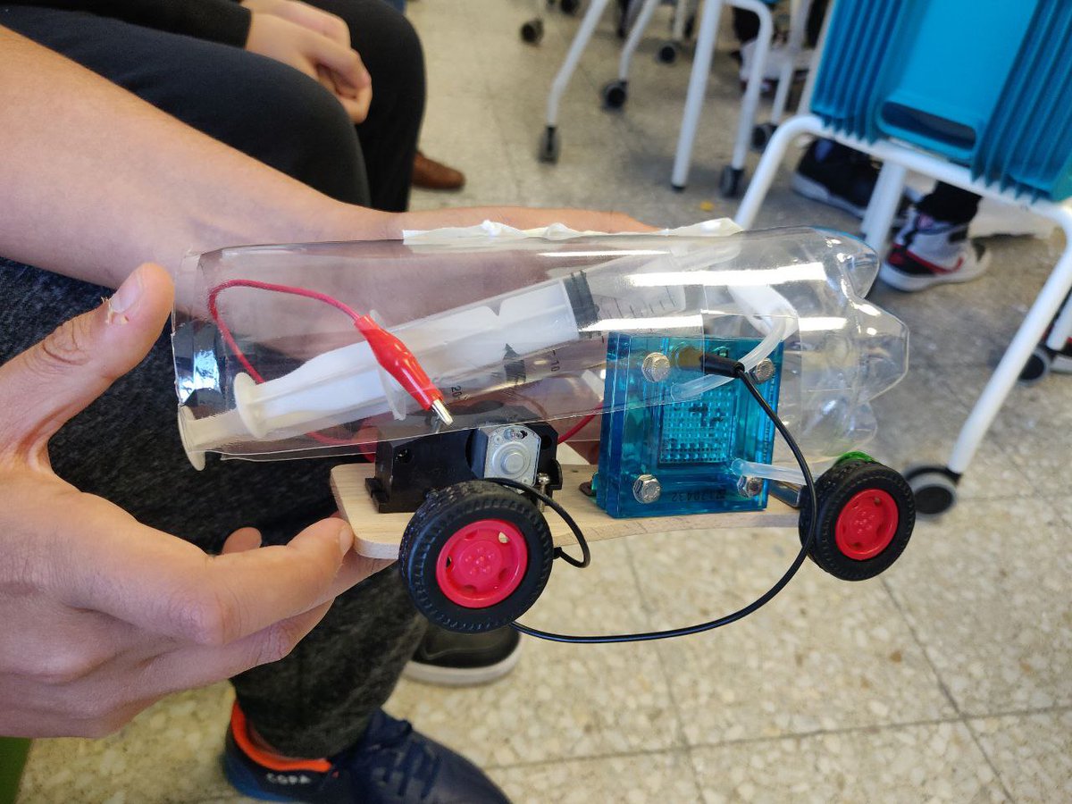 creatica_ong's tweet photo. Hoy os contamos, que gracias a @VolvoGroup estamos realizando un programa de actividades en varios centros educativos de Villaverde para descubrir cómo el #hidrógeno puede revolucionar la energía y la movilidad y su repercusión en el #MedioAmbiente. 

Tras comprender cómo funcionan las fuentes de energía renovable como el hidrógeno, experimentando con la conversión de energía eléctrica en energía química enforma de hidrógeno a través del proceso de la electrólisis, diseñamos y fabricamos un vehículo propulsado por células de de combustible de hidrógeno con material reciclado. ¿A que molan los diseños de los alumnos/as del CEIP Antonio de Nebrija?

#educacion #innovacion #STEM #movilidad #Ecología #villaverde