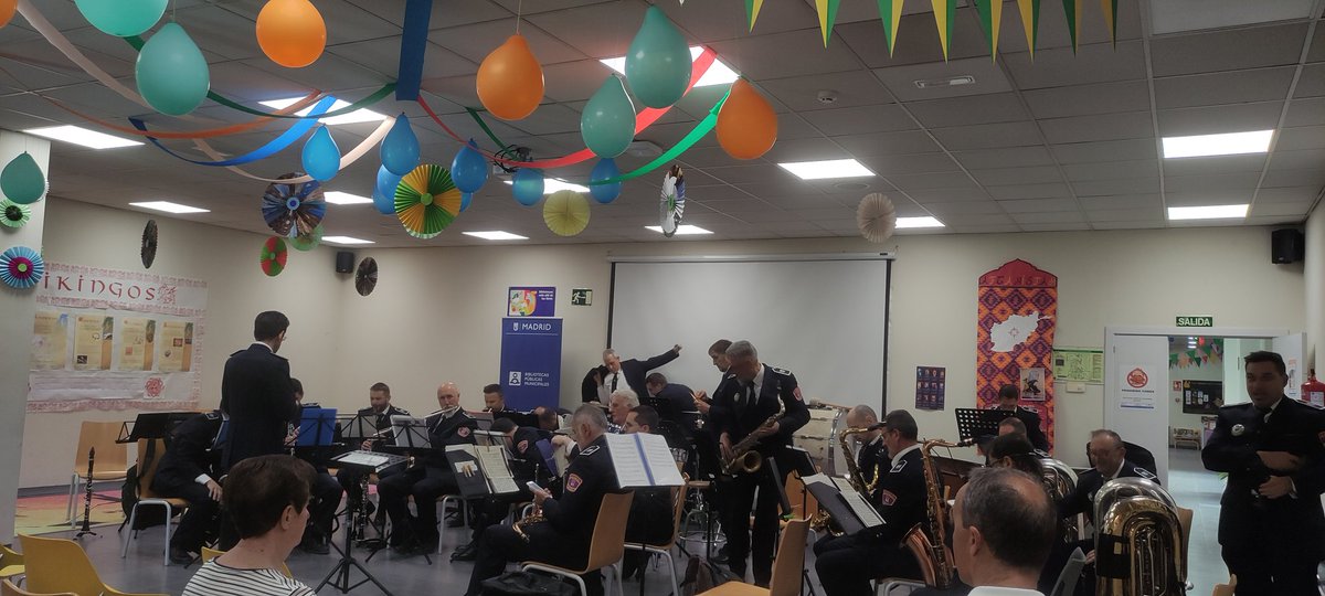 PepaHervas's tweet photo. Preparando el concierto en #BpmJoseHierro🎉🎉🎂con la Banda de la Policía Municipal. Feliz aniversario!! 20 años ya!!! @bpmmadrid https://t.co/ML7k8xfH2a