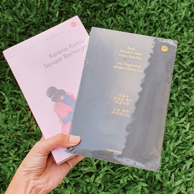Strrychenle's tweet photo. AKHIRNYA! Buku yang pernah dibaca sama Taeyong, direkomendasiin sama Jeno dan yang pernah dibaca sama Seungkwan sampai di rumah 🥺❤️

Aku mau bikin tweetan ini sebagai [thread] karena beneran se-excited itu! 🥺🥲😭 https://t.co/i0LYp0li4X