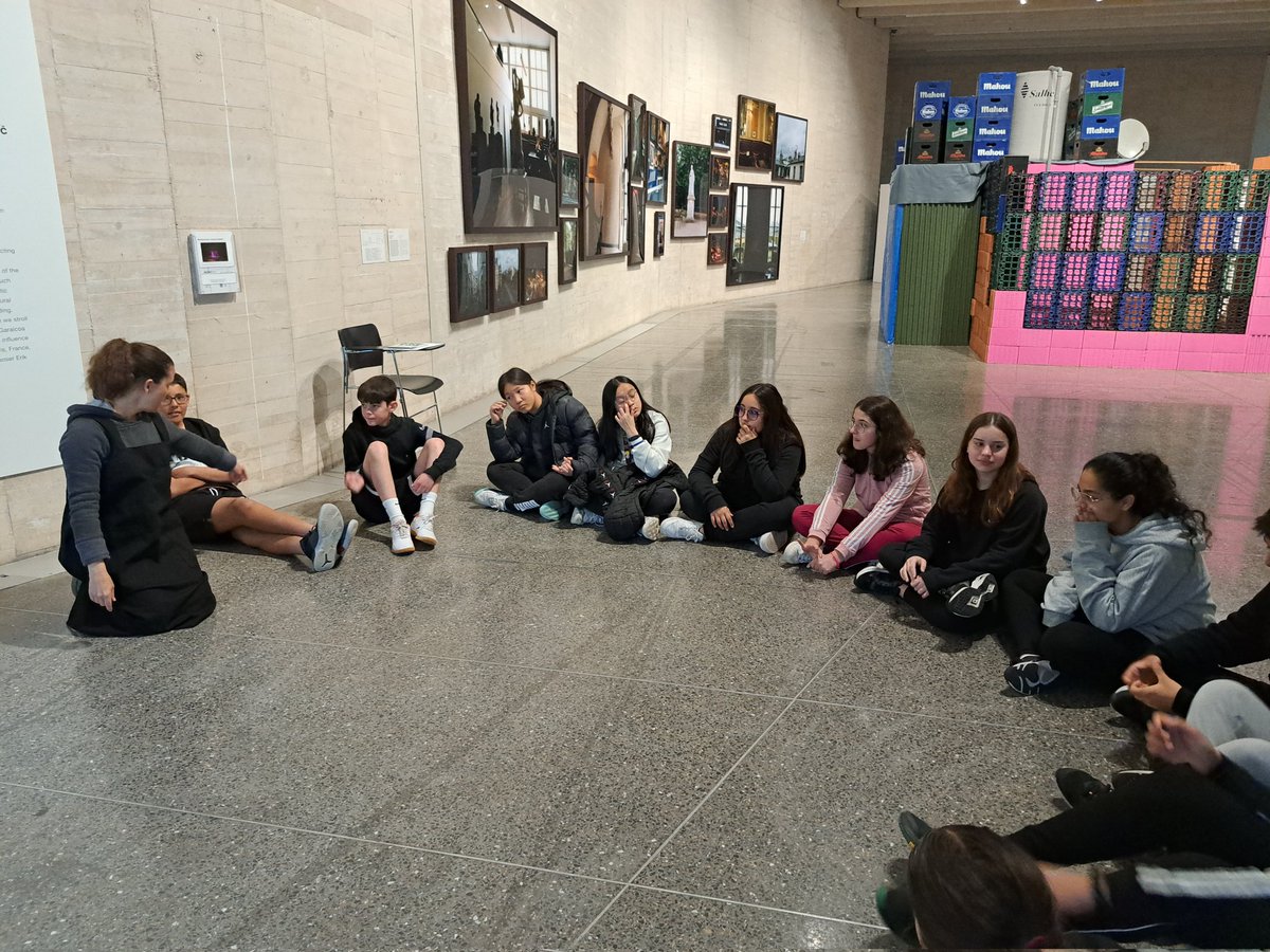 MusicaTransi's tweet photo. Trabajando el arte sonoro con Teresa Burga y la instalación de su electrocardiograma,Chico Buarque dentro de Concretos y en Metanarrativas, Pierre Huyghe nos lleva a una expedición científica con la música de Erik Satié.Alumnos del @IES_LegioVII en el @musacmuseo https://t.co/dE95L8JRPE