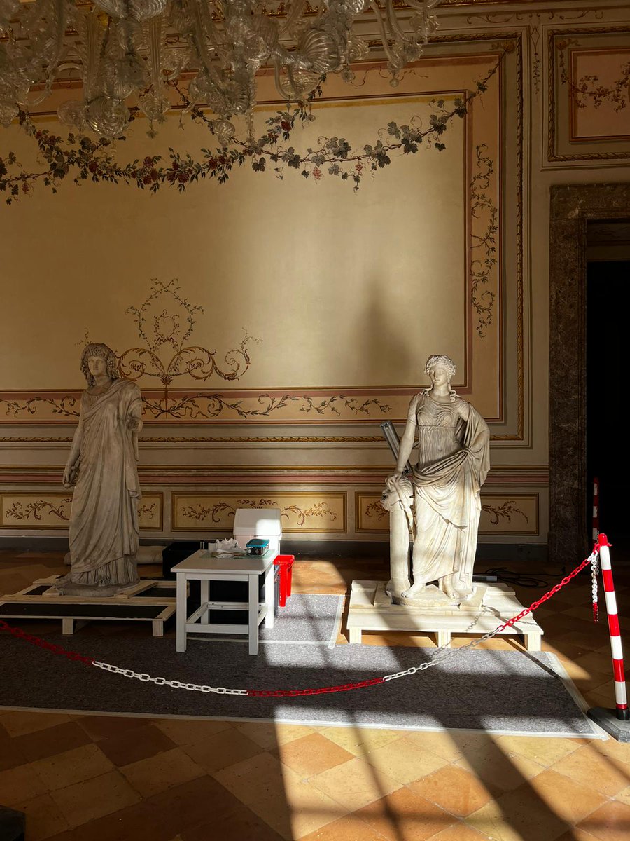 reggiadicaserta's tweet photo. #RestauriReali 🖌 Oggi vogliamo parlare di due importanti iniziative che arricchiscono l'esperienza di fruizione degli Appartamenti reali. Nella Sala degli Incontri d'arte è possibile assistere al cantiere aperto di manutenzione straordinaria delle statue di Talia e di Melpomene. https://t.co/V1WGlTS5yb