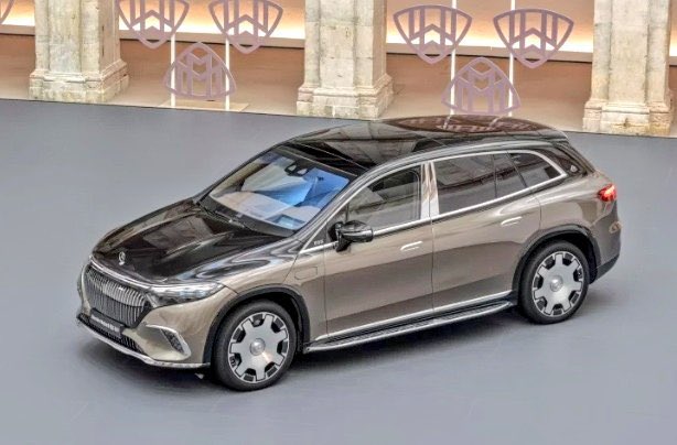 askabtauto's tweet photo. The first-ever electric #MercedesMaybach. Here are some of the highlights:
• Maybach brand-typical two-tone paintwork with a pinstripe
• MBUX Hyperscreen
• Two 11.6-inch displays on the backrests of the front seats https://t.co/oF1R65epQu