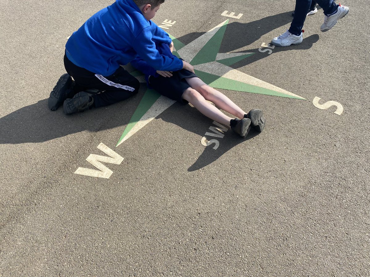 WfaYear5's tweet photo. Exploring measuring angels in the sunshine @Cabotfederation #wfamathematicians https://t.co/jz1anQnuC8