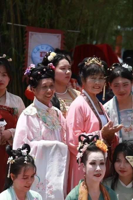 DNPHETHONGDIEN's tweet photo. Đúng là dùng bộ lọc IA của Sờ mát phôn xin có khác. Nhận không ra người nào luôn

😂😂😂 https://t.co/ipyFiA0dHk
