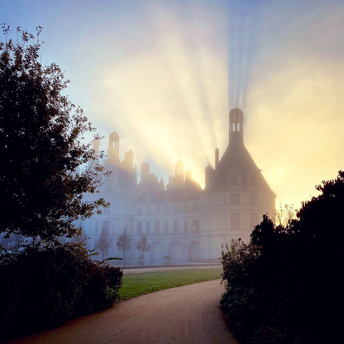 domainechambord's tweet image. C’est la Journée internationale des monuments et des sites ! 
Partageons nos plus belles photographies.

It&apos;s the International Day for Monuments and Sites! 

#ICOMOS
#WorldHeritageDay2023 #WorldHeritage 
#IcomosIDMS2023