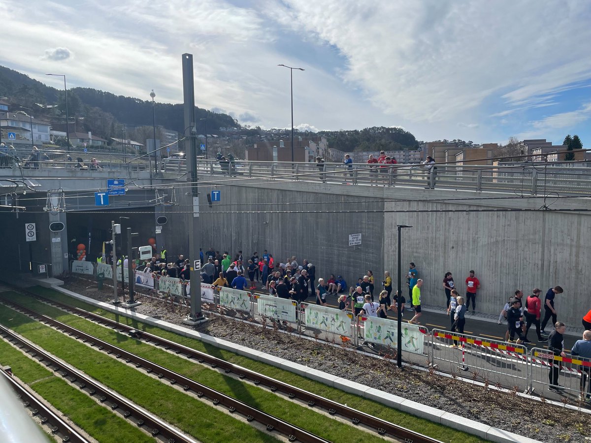 EUActiveCities's tweet image. 🚴‍♀️🚶‍♂️ Norway's @bergenkommune opens world's longest pedestrian &amp;amp; bicycle  tunnel! 

The 2.9km Fyllingsdalen Tunnelen aims to reduce traffic in the city, cut  emissions &amp;amp; pollution, and promote cycling and walking over driving

#sustainability #cycling #pedestrian #transportation