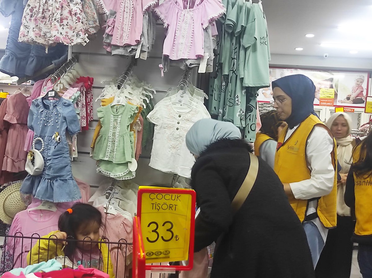 Bu Bayramda Yetimlerin Yanında Olduk

Bu Ramazan Şanlıurfa merkez de 175 yetime Siverek ilçemizde 100 yetime bayramlıklarını aldık.

Projemize katkı sunarak yetimlerin bu mutluluğuna ortak olan tüm bağışçılarımıza teşekkür ederiz.