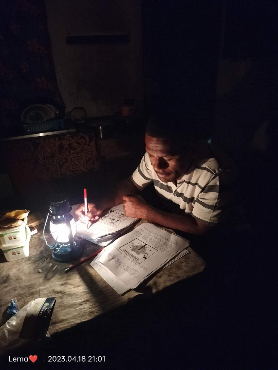 jojirashark's tweet photo. Mr Semisi Caucau of Gau Secondary School marking exam papers using ‘cina tabu cagi’ since the generator was switched off.
Mr Semisi is from Nakorovou,Mataso, Nakorotubu in the province of Ra. https://t.co/D2bNjPRwU4