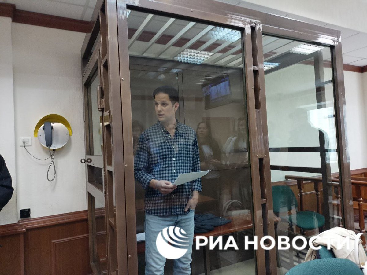 The first proper picture of Evan Gershkovich, the WSJ reporter arrested in Russia on absurd charges, in court ahead of his appeal against his jailing today. 

So surreal to see Evan, who's covered so many Kafkaesque hearings as a reporter, in the cage