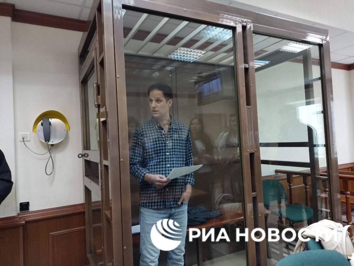 The first proper picture of Evan Gershkovich, the WSJ reporter arrested in Russia on absurd charges, in court ahead of his appeal against his jailing today. So surreal to see Evan, who's covered so many Kafkaesque hearings as a reporter, in the cage