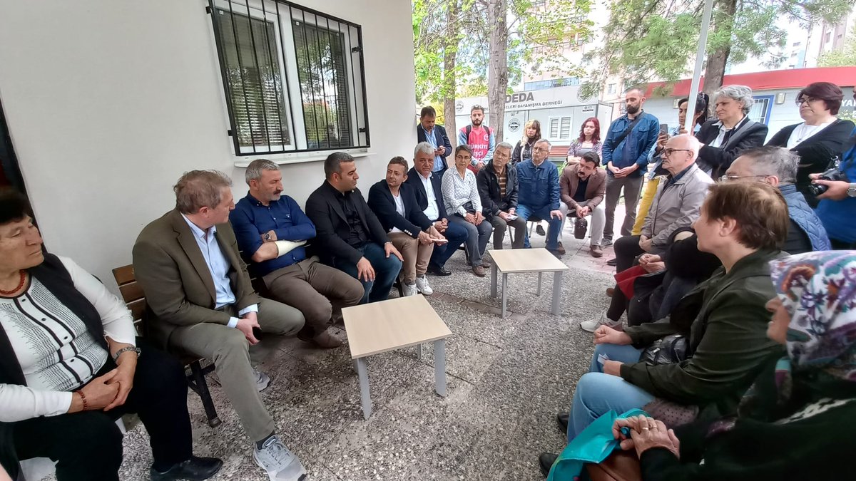 Can Radyo'da kendimizi evimizde hissettik sonra  İzmir depremzedelerinin ev mücadelesini dinledik. Şimdi Çiğli'ye gidiyoruz esnafı, işçileri dinlemeye. Bornova Küçükpark'a yarın uğrayabileceğiz. Bu akşam 18:30'da Dersimliler Derneği'nde, 19:30'da da Bayraklı Cemevi'nde olacağız✌️