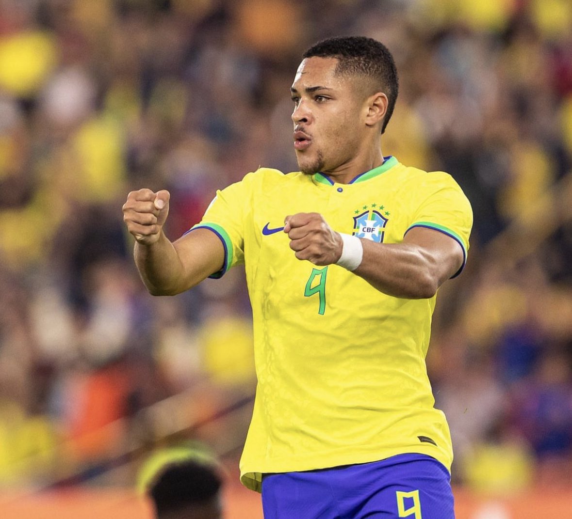 FabrizioRomano's tweet photo. Understand Vitor Roque plan is to move and pick his future club soon — not late in the summer window. ✨🇧🇷 #transfers

Barça, favorite option but no agreement at this stage due to Financial Fair Play situation.

No concrete talks with Arsenal.

Other PL clubs entering the race. https://t.co/xCaLwCUsgg