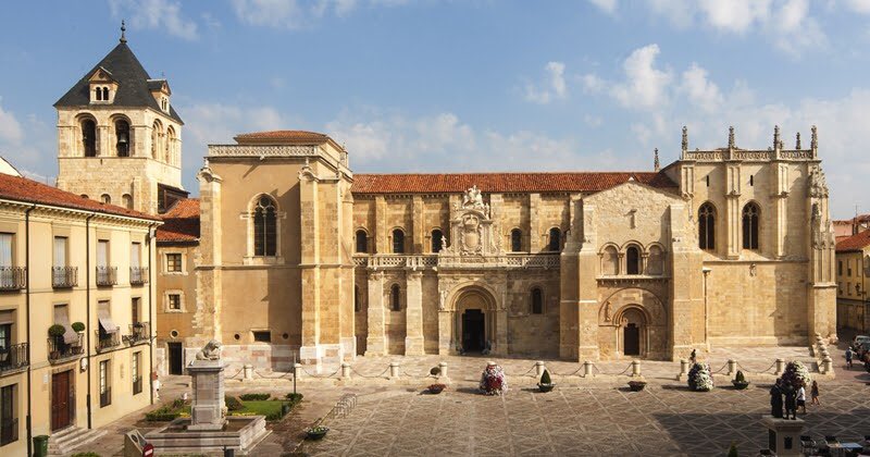 Maireglez's tweet photo. Tal día como hoy, un 18 de abril pero de 1188, el rey de León Alfonso IX, convocaría en el claustro de la Basílica de San Isidoro a la Curia Regia. Este acontecimiento, hizo que la UNESCO declarase a León como la Cuna del Parlamentarismo #Leonesp #LExit #LeonsinCastilla https://t.co/sAcnBFqJXO