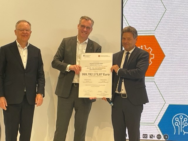 ZDFhannover's tweet photo. Bundeswirtschaftsminister Robert #Habeck hat mit Ministerpräsident Stephan #Weil einen Förderbescheid über knapp eine Milliarde Euro für das #SALCOS-Projekt an den #Salzgitter Konzern überreicht: Für CO2-arme und wasserstoffbasierte #Stahlproduktion. https://t.co/6Q02iC3J50