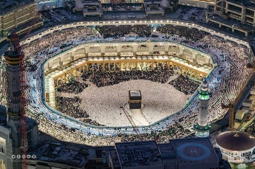 jenta98's tweet photo. مشهد لن تراه حتي في موسم الحج ،،، ليله ٢٧ رمضان الحرم المكي ♥️

#ليله_القدر_خير_من_الف_شهر https://t.co/GwwC60QscV
