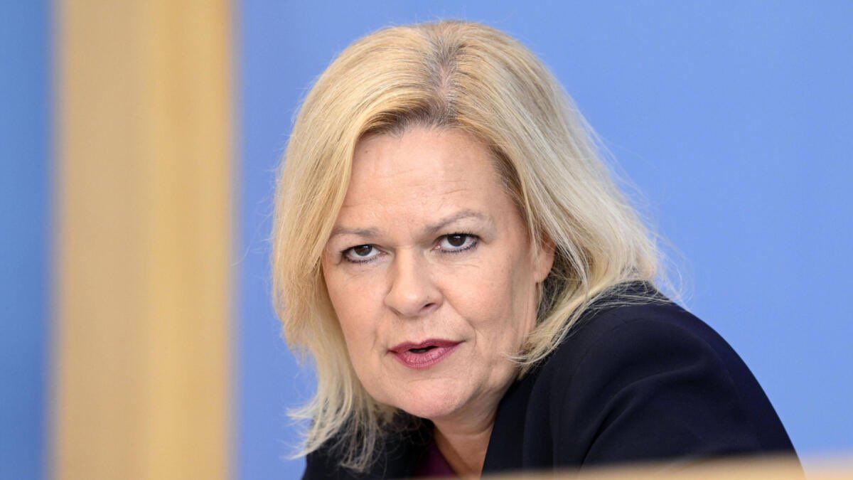MartinSonneborn's tweet photo. Unter Federführung von Nancy Faeser hat sich die Ampelkoalition zum erneuten Bruch ihres eigenen Koalitionsvertrages entschlossen. Der von der EU-Kommission geplanten #Chatkontrolle inkl. „allgemeiner Überwachungspflichten, Maßnahmen zum Scannen privater Kommunikation und Identifizierungspflicht“ wird sie - entgegen ihrer Zusage - nicht entgegentreten.
 
Wenn SPD, FDP & Grüne jetzt unbedingt „Die drei Fragezeichen & die Massenüberwachung“ spielen wollen, dann doch bitte nach den in Demokratien gängigen Regeln. Nicht die Bürger müssen für ihre Regierungen immer transparenter werden, sondern umgekehrt.
 
Anstelle einer anlasslosen, verdachtsunabhängigen, grundrechtswidrigen Massenüberwachung von 450 Mio. (mehrheitlich unbescholtenen) EU-Bürgern fordern wir die gnadenlose Chatkontrolle für alle vonderLeyens, Scholzens und die rechenschaftspflichtigen Regierungsbeamten der Welt. Aba fix.