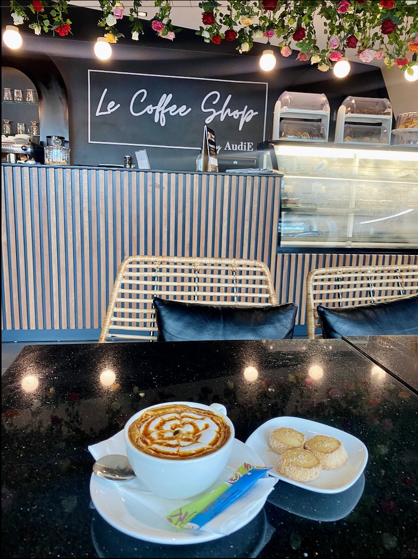 Une belle journée commence toujours par un cappuccino et c'est ici que l'on fabrique le meilleur du pays. 😻👌

#hotellafalaisebonapriso 
#cofffeeshop 
#matinbonheur