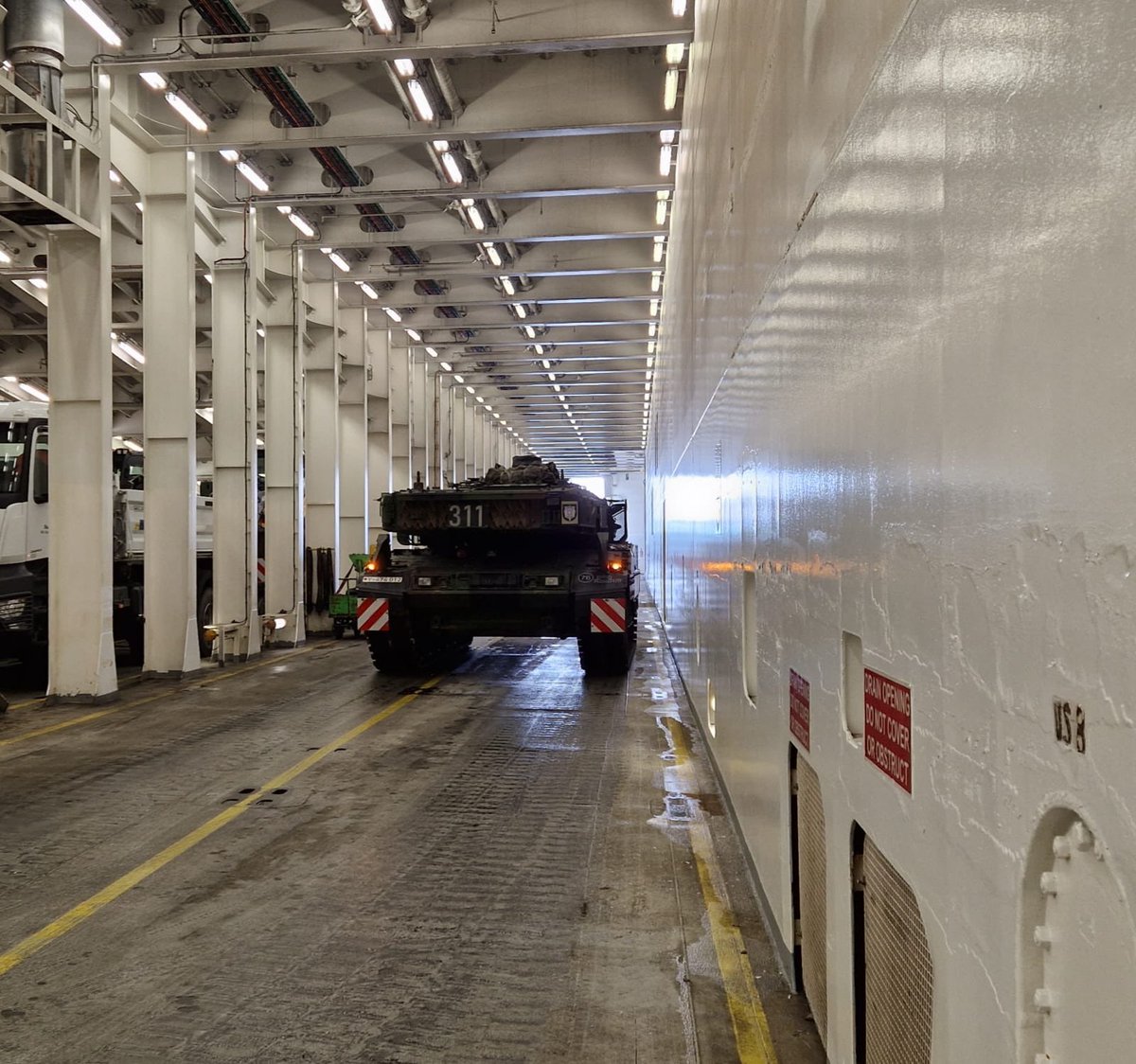 PzBtl393's tweet image. Let's go ... #Leopard2A7V des #PzBtl393 zum ersten Mal auf dem Schiff.