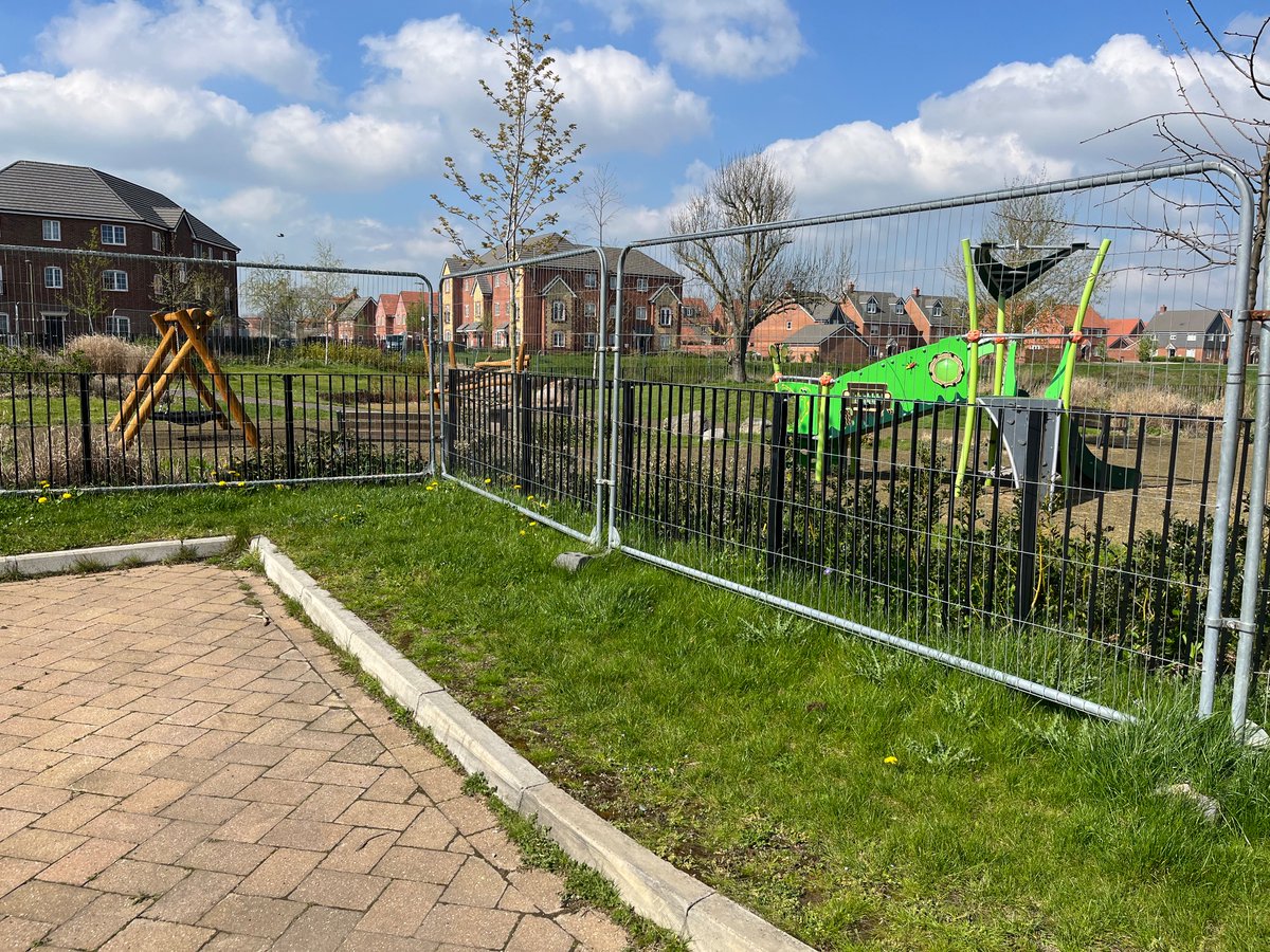 gemx_gemma's tweet photo. @TWimpeySupport @TaylorWimpeyplc @SouthOxon a year ago I asked when the park on Guelder Rose on great Western Park in Didcot will be open. My three year old will graduate before you sort your lives out. https://t.co/OpDaNG0ygd