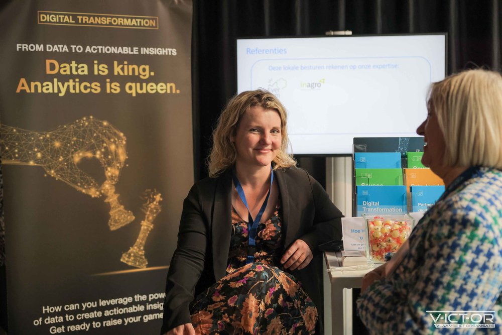 SAVACONV's tweet photo. IT-specialist in de publieke sector? Dan staat 11 mei vast al in je agenda, want dan organiseert @V_ICT_OR opnieuw #ShoptIT. Ook Savaco zal opnieuw van de partij zijn: collega's Annelies en Veerle gaan er graag met je in gesprek op onze Savaco-stand. https://t.co/FSLsCL5ioC https://t.co/0eDHKRZdFj