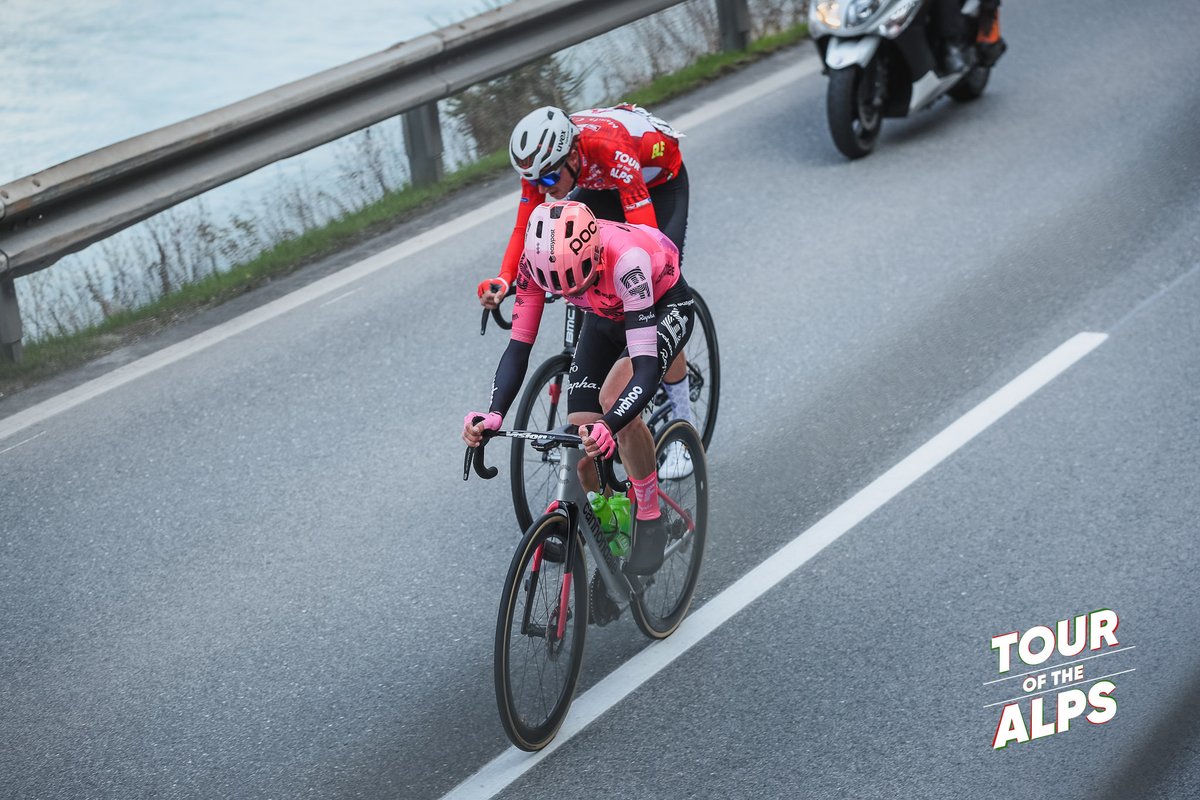 KM 50: leading duo has 1'05 on the three chasers, and 2' on the bunch. #TotA #LiveUphill 
📸 Svoboda