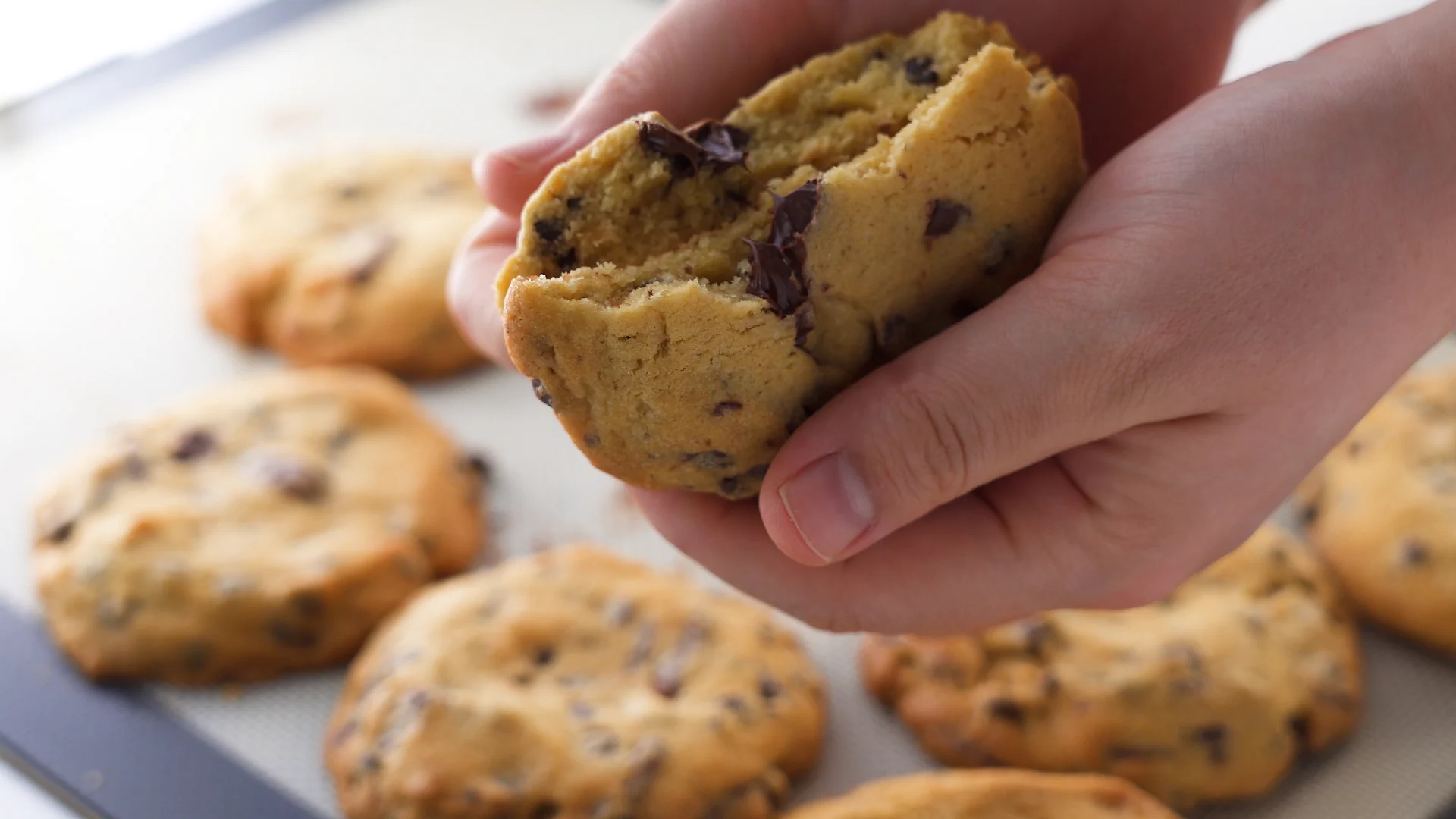 最高に美味しいアメリカンチョコチャンククッキー。お休みの日に作って最高なおやつタイムを！