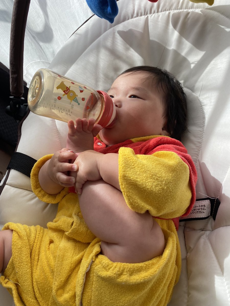 rina_s_0129's tweet photo. ミルクを自分で飲む時
手で足を持ち上げ、足で哺乳瓶を支えるという必殺技を持っていた👶🏻🍼
#5ヶ月  #赤ちゃん https://t.co/fG9nmEgWw8