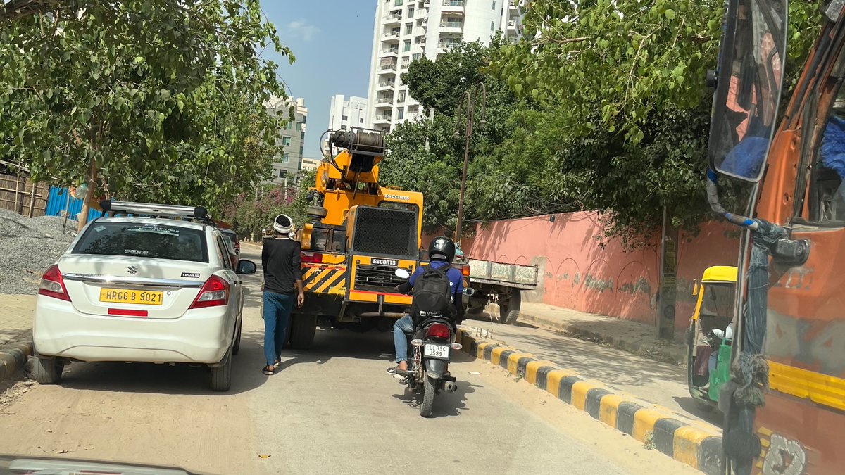 lavtotalk's tweet photo. That’s a lane opposite to 2 schools. If traffic doesn’t find way in this narrow broken road, how will the children ever be safe on these roads #Gurugram …. Not to forget the Korean’s innovas parked everywhere in #gurgaon @MunCorpGurugram #trafficpolicegurugram https://t.co/pIZv2moM7E