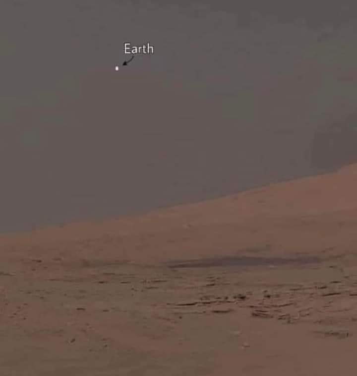 صورة للأرض من على سطح المريخ صورة حقيقية على بعد 55 مليون كيلومتر هذه البقعة المضيئة التى لا تكاد ترى هي موطن البشر .. هذه النقطة الصغيرة هي كل ما لدينا ، اكثر من7 مليار شخص يعيشون على ذرة من الغبار في عالم لا ندرك نهايته ، كل مشاكلنا وطموحاتنا وأحلامنا وأحزاننا مهما بلغ كبرها