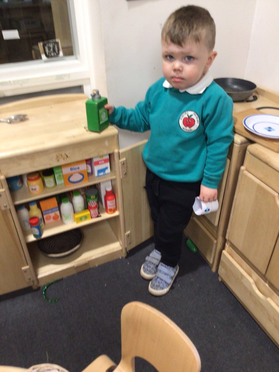 BoghallNursery's tweet image. Busy day so far, buying in the shopping, reading, painting and learning our colours #NurseryFun #BoghallPrimary