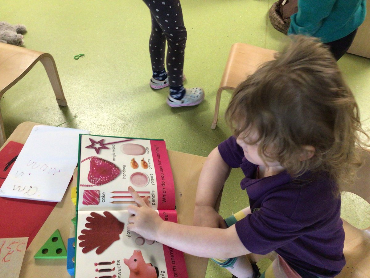 BoghallNursery's tweet image. Busy day so far, buying in the shopping, reading, painting and learning our colours #NurseryFun #BoghallPrimary