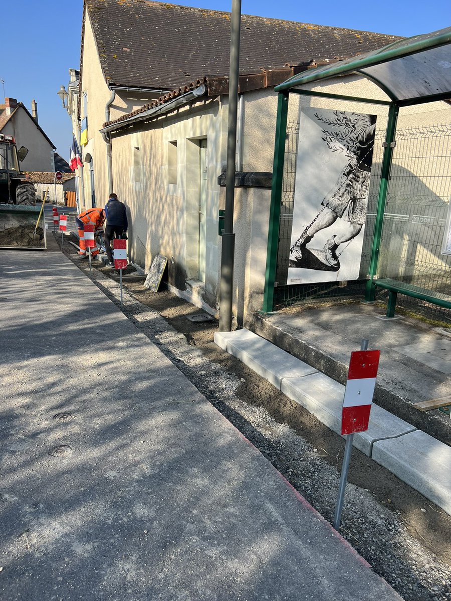 cyrilcibert's tweet photo. Nos jeunes sont formidables !
En plein travaux d’aménagement d’un accès #PMR de notre école avec notre agent technique Pascal.
Sophie, Victor et Isaac interviennent dans le cadre du #PassPermis ( 900 € d’aide contre 50 h de travaux citoyen ) cc @Maires_Ruraux @CAChatellerault https://t.co/oVDT9q9R10