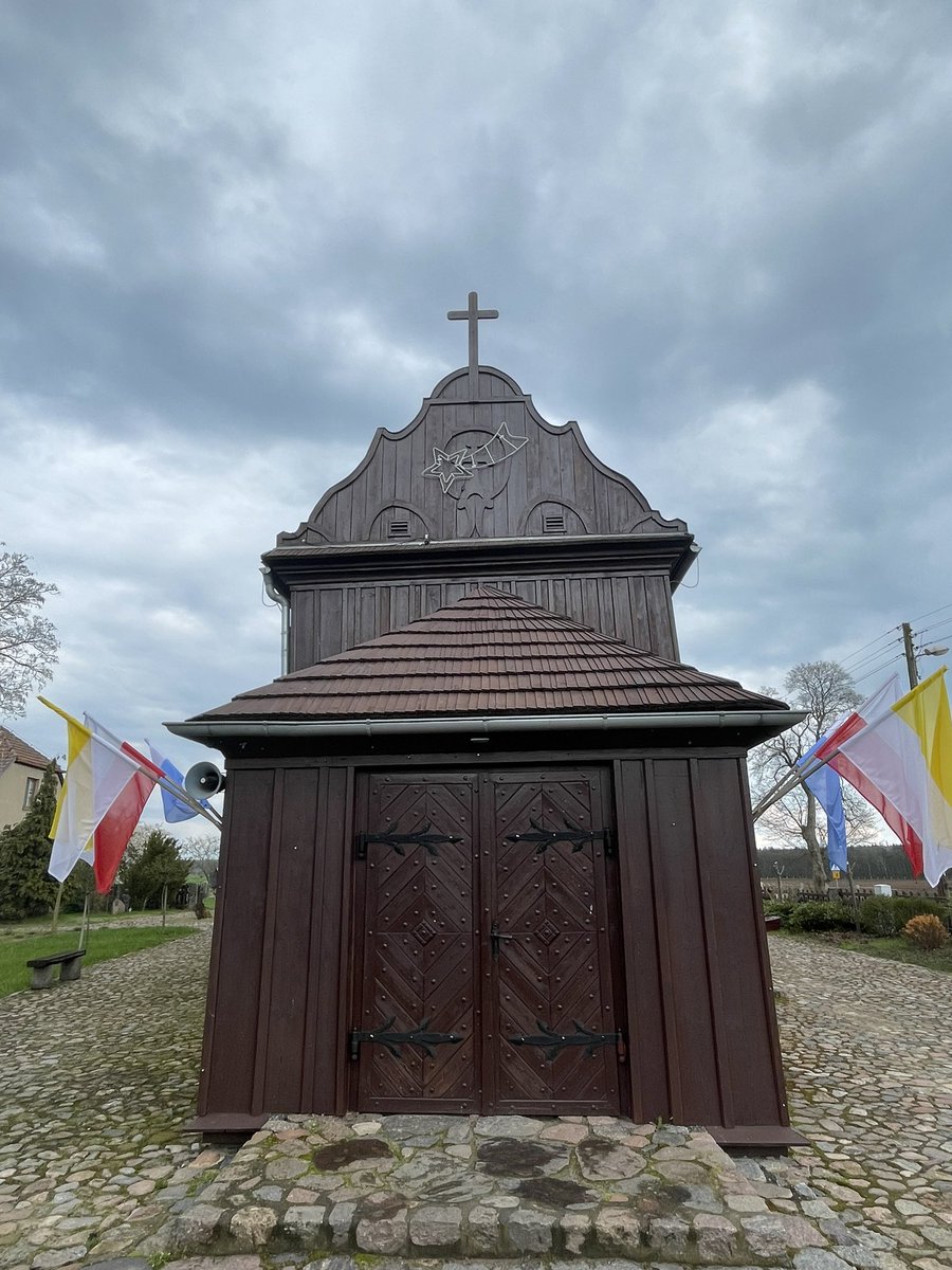 marcin_wlkp's tweet photo. Najmniejszy w Wielkopolsce kościół drewniany znajduje się w Błażejewie, pow. śremski, gm. Dolsk.
Wzniesiony w latach 1675-1676, był restaurowany w 1778 roku. Po wojnie remontowany ok. 1950 r. W latach 70. XX w. rozbudowano zakrystię, a w 1980 r. dobudowano kruchtę.
#MDOZ https://t.co/oHK7YxVpqq