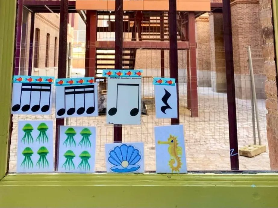 🎵Los alumnos de 1º de primaria se están iniciando en un lenguaje divertido y desconocido para ell@s: el lenguaje musical. Hemos relacionado palabras en inglés según el número de sílabas y su acentuación, con distintas figuras y hemos tocado con percusión de aula algunos ritmos🥁